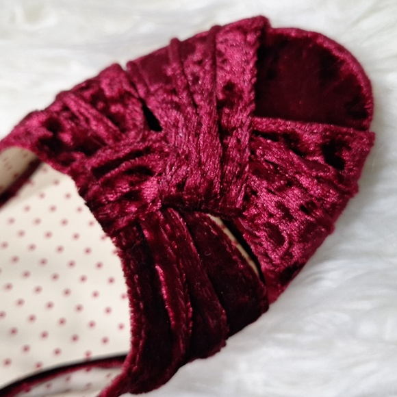 But another innocent tale velvet,wine colored heels - Picture 10 of 11